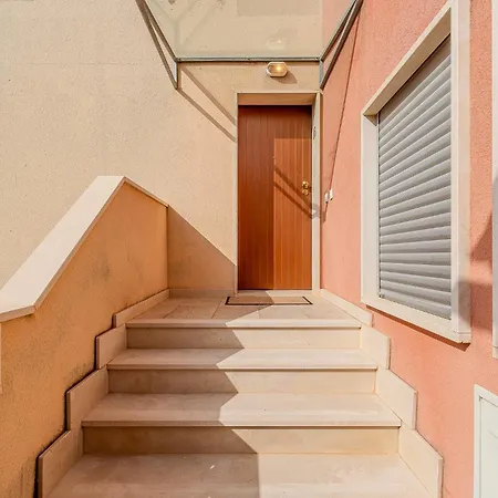 Entre O Vale E O Mar - Vale Parra * Guia (Faro)